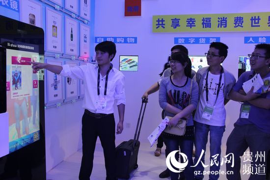 圖為工作人員進行3D體感試衣展示。王欽 攝