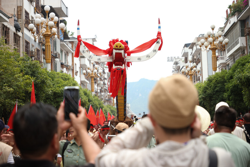 6��9�գ����F��ʡǭ�|�����嶱��������ʩ���h���ο����Ĕzľ�����ڿh�ǽֵ�Ѳ�ε��龰��