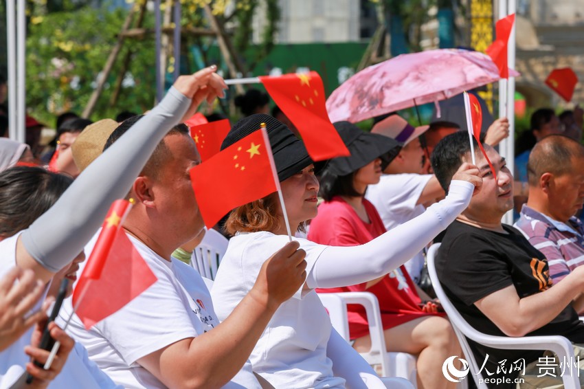 ��ǧ��Ⱥ����h�����tɫ����ҫ�Ǝr�����}��ӽ��P�ֵ������F��������W Ϳ���z