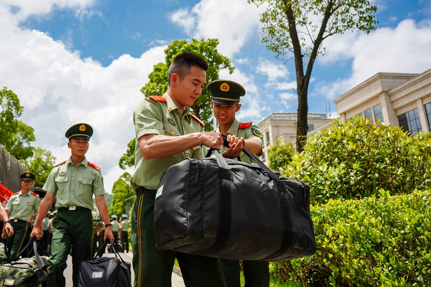 ���L�����±������������������z