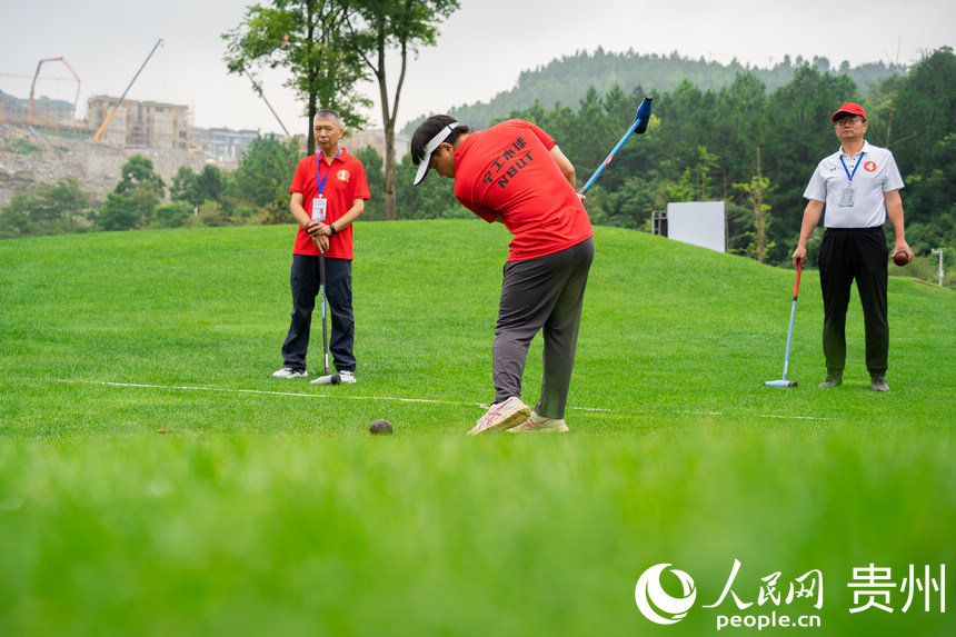 參賽運動員揮桿比賽。人民網 涂敏攝