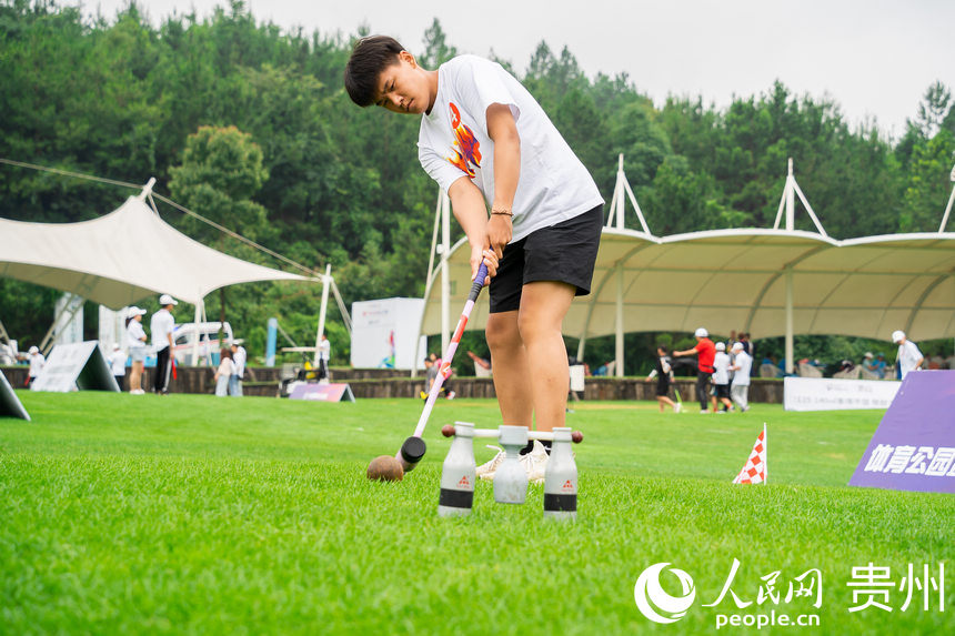 參賽運動員揮桿比賽。人民網(wǎng) 涂敏攝