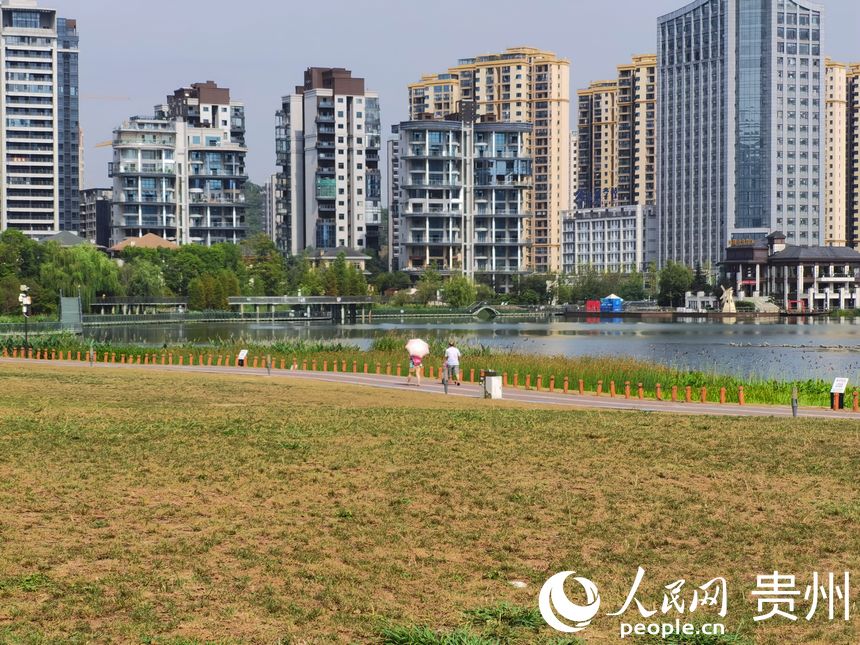 休閑散步的市民。人民網陳晶晶 攝