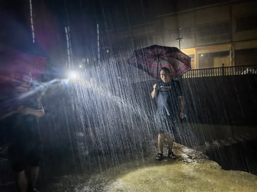 明星居受災當晚轉移現場。受訪者供圖