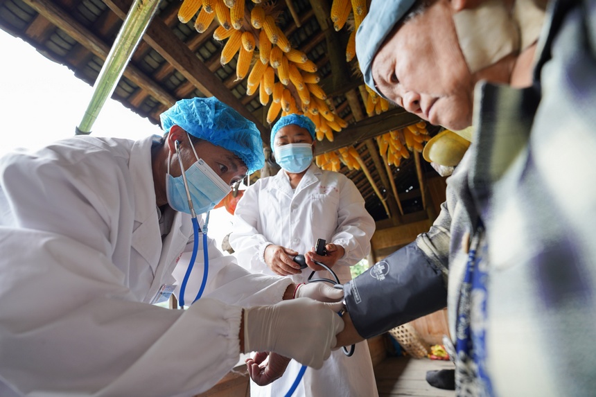 8��17�գ����F��ʡ��կ�h���{(di��o)�(zh��n)��ʯ���̓���Ȼկ��Ф��܊����һ�����ˆ��m���У��ڞ��������y��Ѫ����