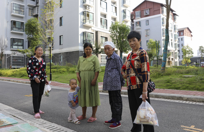 2021年8月21日,務(wù)川自治縣大坪街道敬賢社區(qū)易地扶貧搬遷安置點(diǎn)的群眾在小區(qū)聊天。