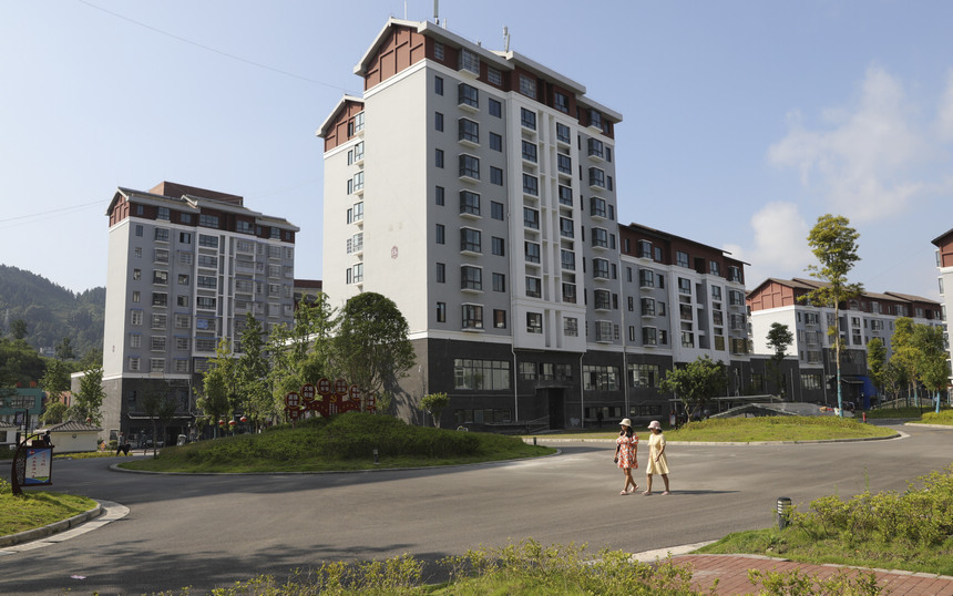 2021年8月21日,務(wù)川自治縣大坪街道敬賢社區(qū)易地扶貧搬遷安置點(diǎn)的群眾在小區(qū)散步。