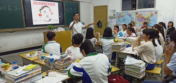 劉秀祥給同學(xué)們開班會。受訪者提供