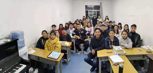 劉秀祥去看望同學們。受訪者提供