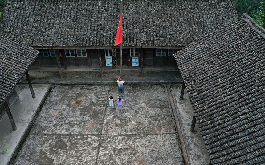 9��1�գ����F��ʡǭ�|�����嶱�������ݵ�կ�h���{��h�ɴ�̌W�c�����܊����һ�꼉�����e���_�W������xʽ���o�˙C��Ƭ����