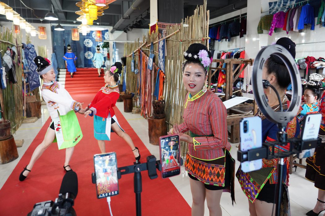 9��3�գ����F��ʡ��կ�h��Ȫ�ֵ����z�Ą���ؚ܇�g������Ⱥ�����M������ʢ�b���ֱ��չʾ��