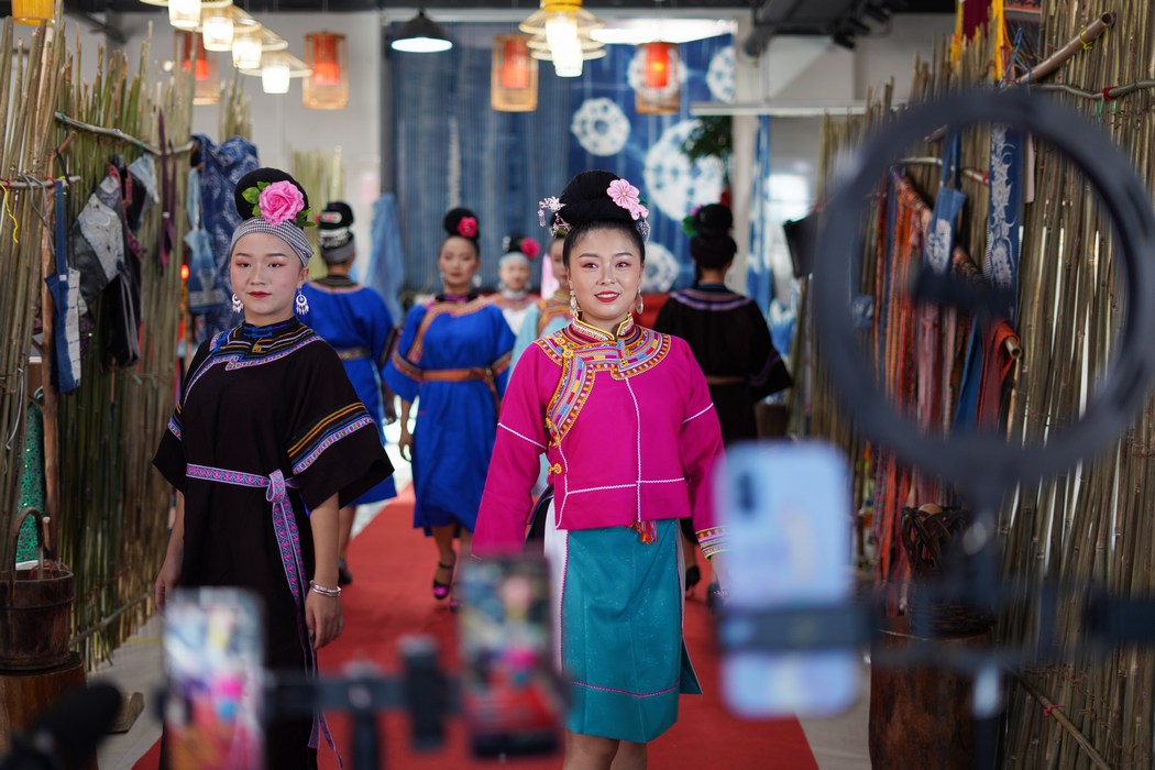 9��3�գ����F��ʡ��կ�h��Ȫ�ֵ����z�Ą�(chu��ng)��ؚ܇�g������Ⱥ�����M������ʢ�b���ֱ��չʾ��