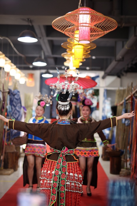 9��3�������F��ʡ��կ�h��Ȫ�ֵ����z�Ą�(chu��ng)��ؚ܇(ch��)�g������Ⱥ�����M(j��n)������ʢ�b���ֱ��չʾ��