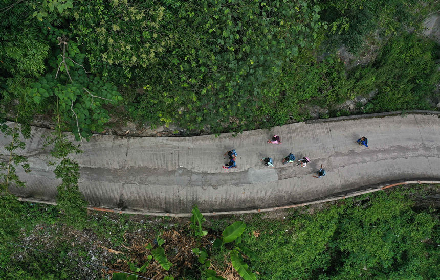 9��8�գ����F��ʡ��կ�h�d���(zh��n)���ʹ�̌W(xu��)�c��ȫУ����С�W(xu��)�������όW(xu��)��·����