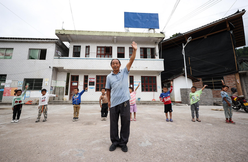 9��8�գ����F��ʡ��կ�h�d��悞��ʹ�̌W�c���ɵ����ڽ�С�W��վ��С�