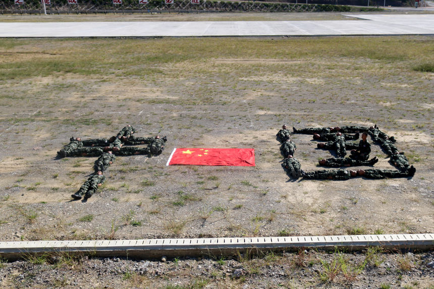 入伍新兵擺出“中國(guó)”字樣,祝福祖國(guó)母親節(jié)日快樂。史旺龍攝