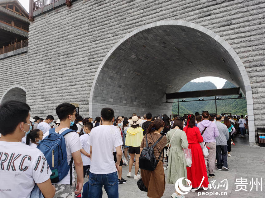 游客在排隊進入景區。人民網 陳晶晶攝