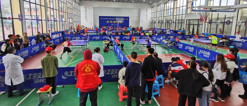 乒乓球賽場角逐。胡光華攝