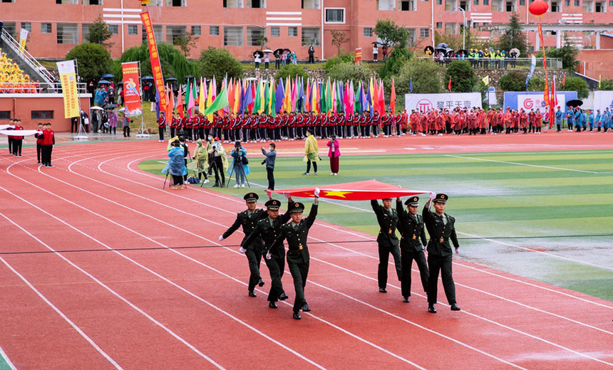 迎國旗。唐靜攝