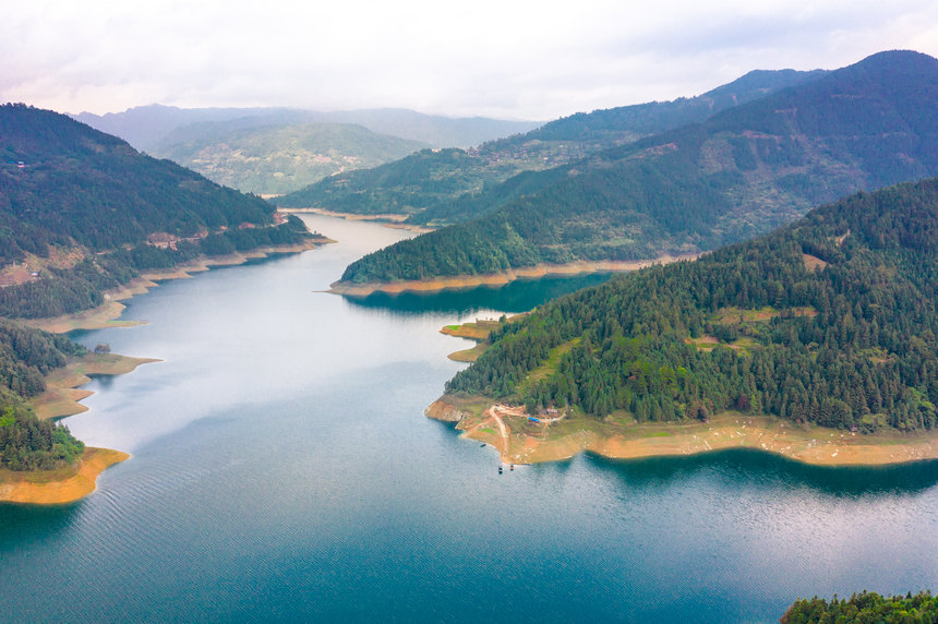 航拍烏下江河口鄉(xiāng)江段。人民網(wǎng) 涂敏攝