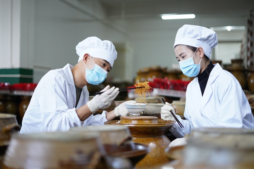 11��5�գ����F��ʡ��կ�h��Ȫ��Rկ��Ϫ�־²˸��ӹ��S������֣��󣩺͹����ڲ鿴�²˸�������r��