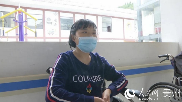 遵義新蒲新區(qū)：集中托養(yǎng)開啟重殘家庭脫貧幸福路在遵義市新蒲新區(qū)幸福家園某住宅樓，一段溫情的對話在三人展開。頭發(fā)稀少，皮膚黝黑的那個(gè)人叫張少明，是這兩個(gè)年輕人的爸爸……