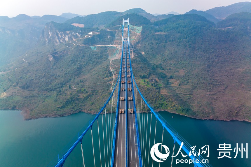 正在進(jìn)行荷載實(shí)驗(yàn)的開州湖特大橋。人民網(wǎng) 涂敏攝