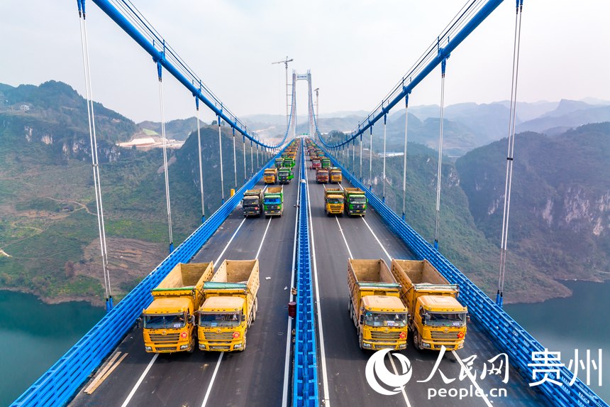 正在進(jìn)行荷載實(shí)驗(yàn)的開州湖特大橋。人民網(wǎng) 涂敏攝