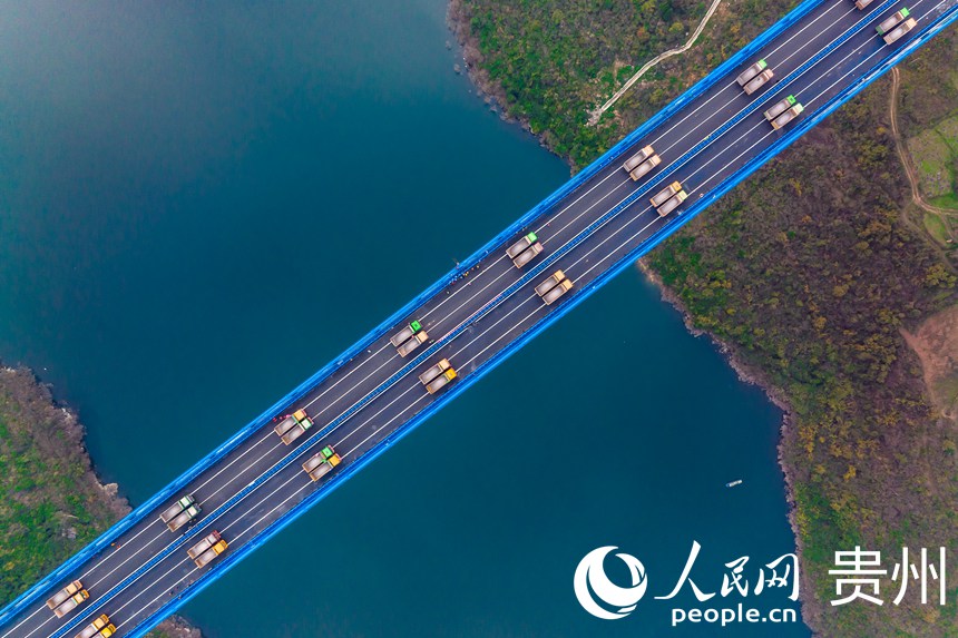 正在進(jìn)行荷載實(shí)驗(yàn)的開(kāi)州湖特大橋。人民網(wǎng) 涂敏攝