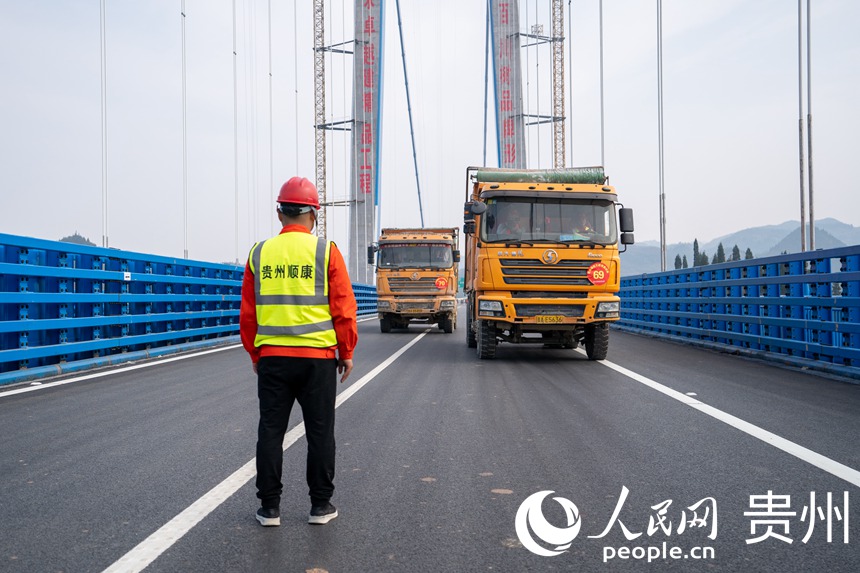 工作人員引導(dǎo)大貨車進入指定位置。人民網(wǎng) 涂敏攝