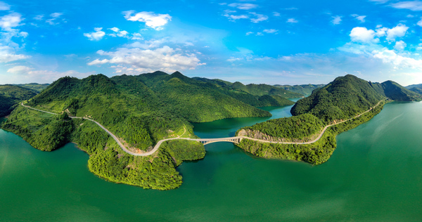 整治后綠水交融的金沙縣烏江庫區。