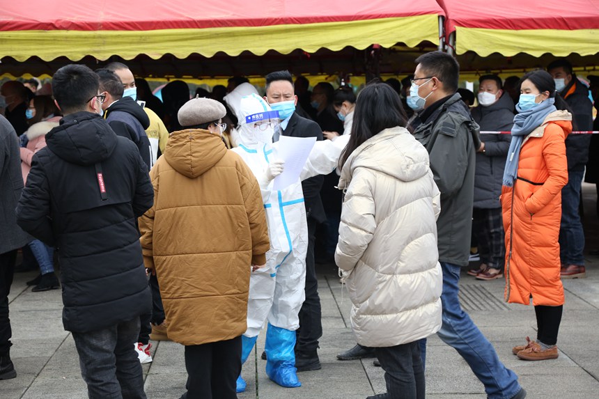 ��Ⱥ�������۵İ�ɫ�����t�o�ˆTָ�]��������M�к���ɼ���������z