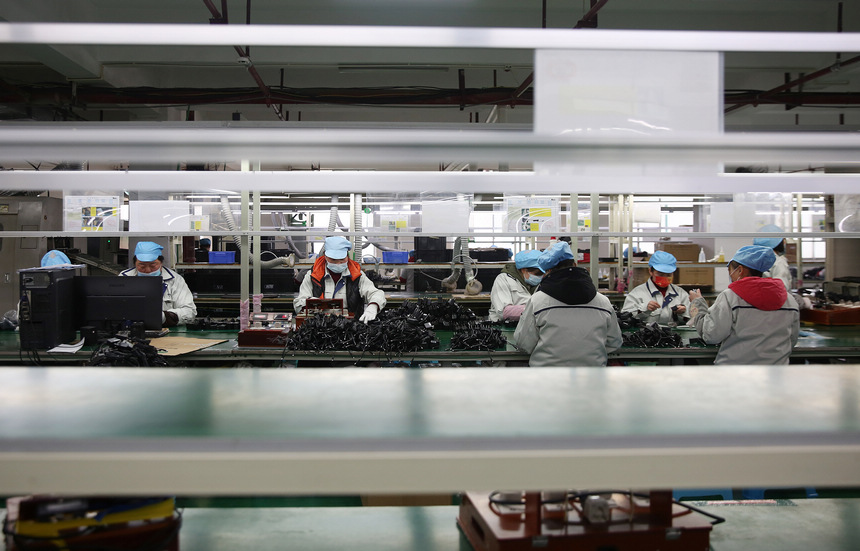 2月10日，工人在加工車間生產(chǎn)線上趕制訂單。