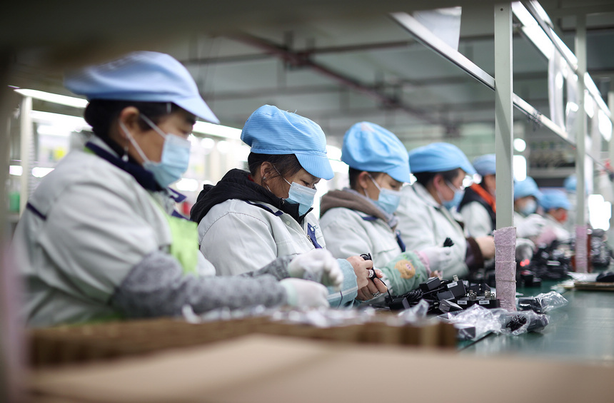 2月10日，工人在加工車間生產線上趕制訂單。