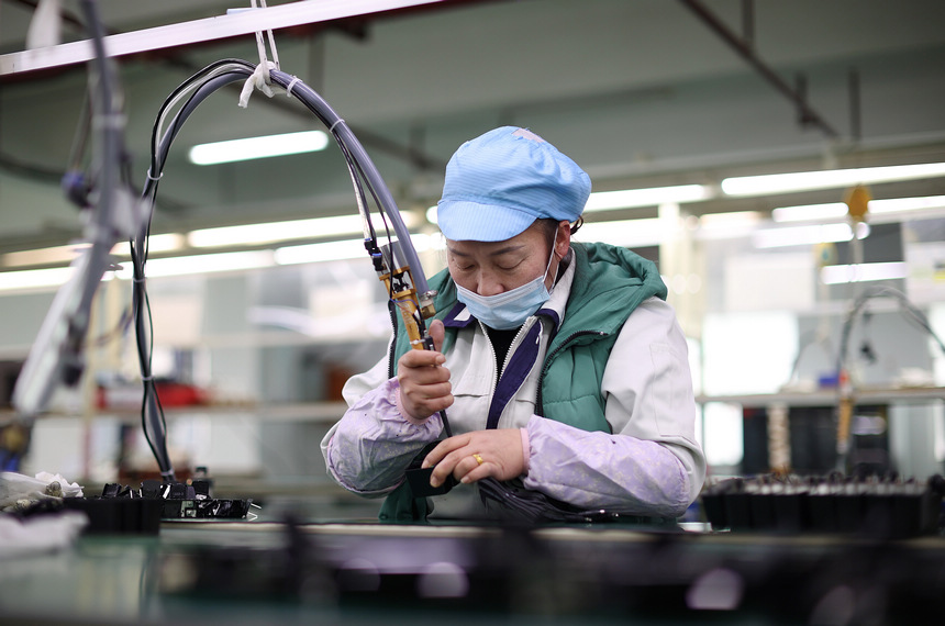 2月10日，工人在加工車間生產(chǎn)線上趕制訂單。