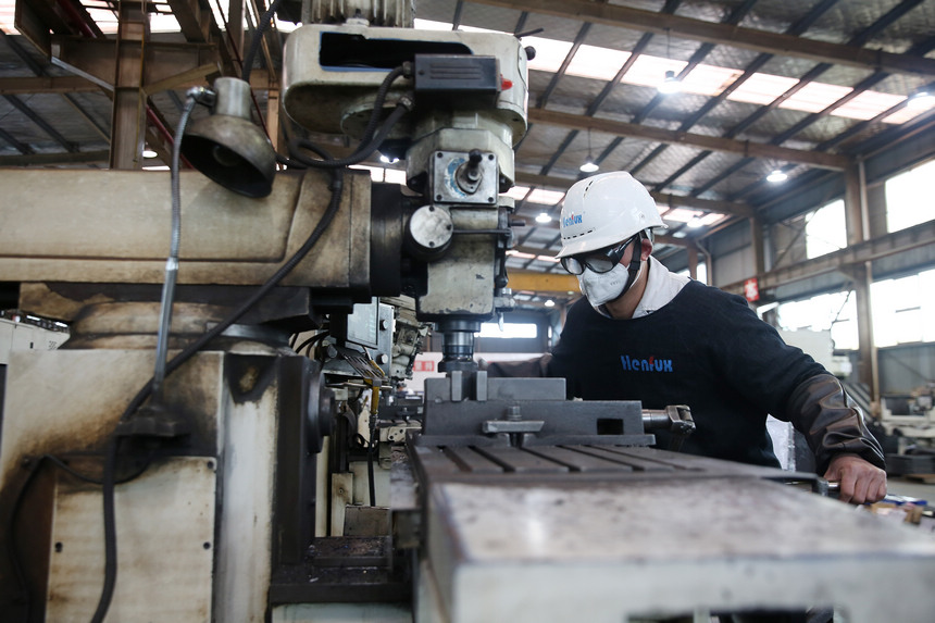 2月10日，工人在生產(chǎn)車間工作。