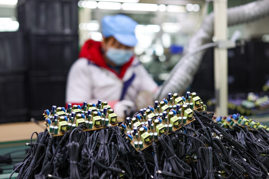 2月10日，工人在加工車間生產線上趕制訂單。