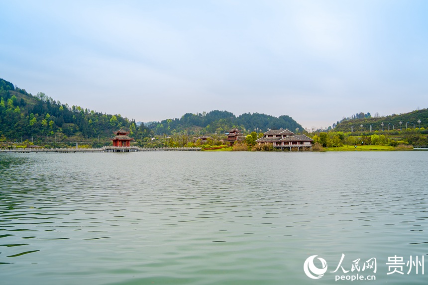 風景秀麗的都勻市三江堰水生態公園。人民網 涂敏攝