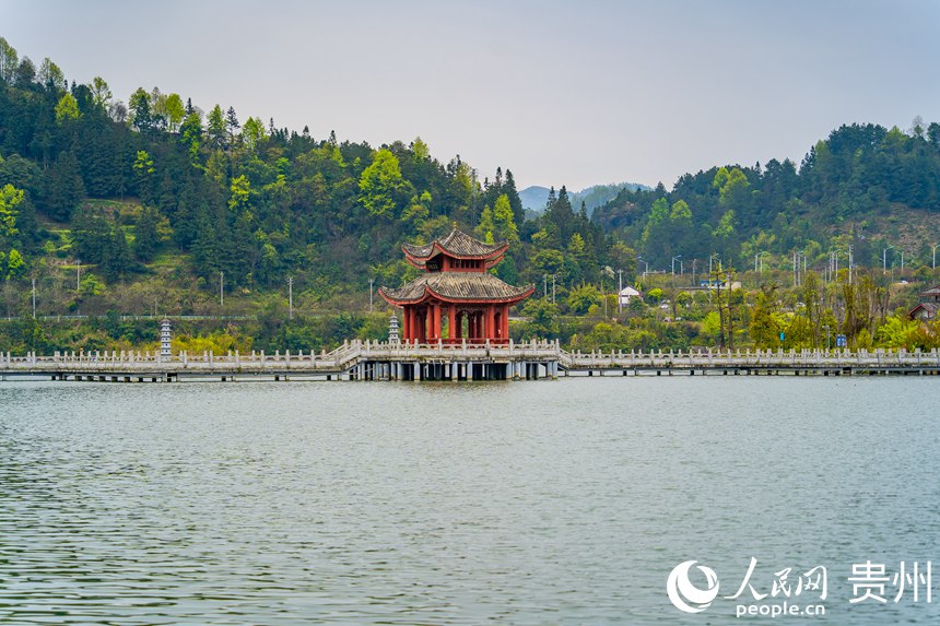 三江堰水生態(tài)公園內(nèi)的九曲長廊。人民網(wǎng) 涂敏攝