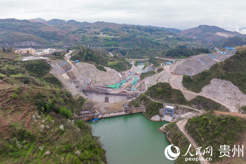 航拍鳳山水庫大壩施工現場。人民網 涂敏攝