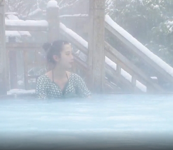 էů߀���r(sh��) ����һ��(ch��ng)ѩ�М�Ȫ