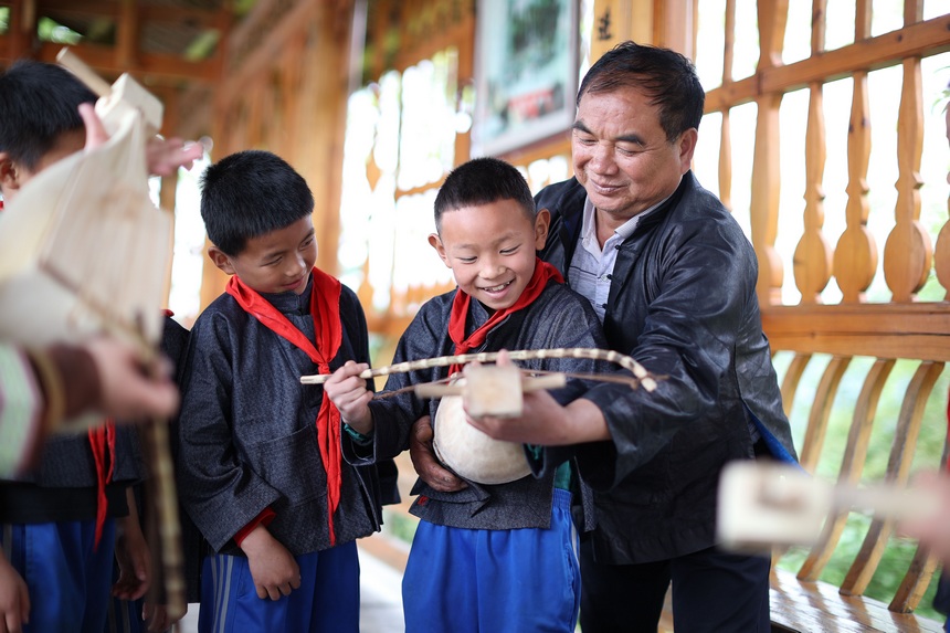 4��13�գ���ư����z������ʯ��sָ�������赸�dȤ���W�������ư�١�  