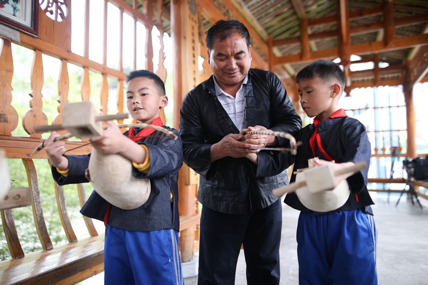 4��13�գ���ư����z������ʯ��sָ�������赸�dȤ���W�������ư�١�   