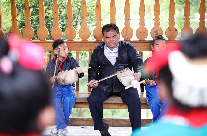 4��13�գ���ư����z������ʯ��s�������赸�dȤ���W���v���ư�����༼����