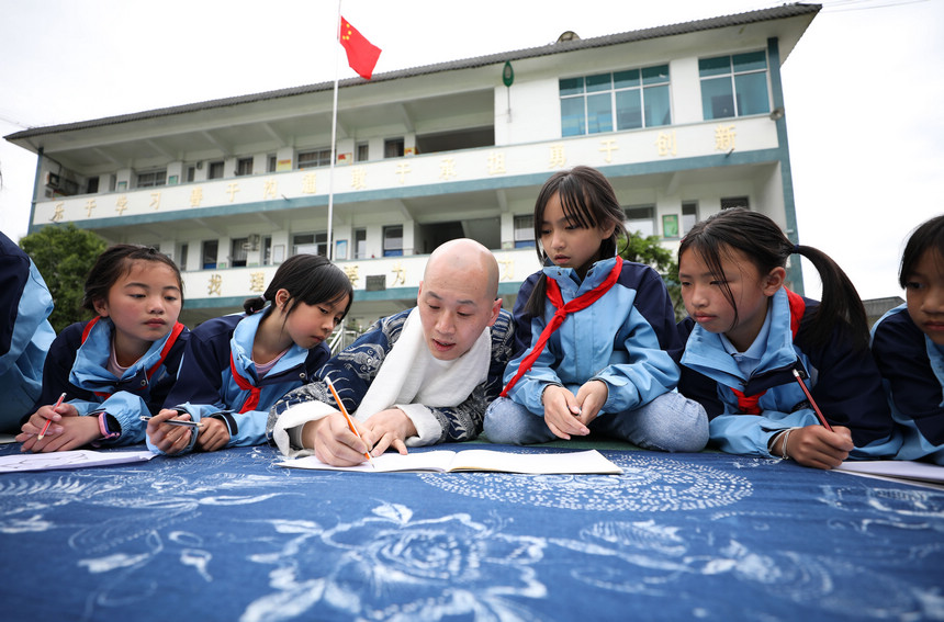 5��17�գ���Ƹ���b�O(sh��)Ӌ(j��)���F��ʡ��կ�h��Ȫ�(zh��n)���С�W(xu��)�n�����(w��)��ָ��(d��o)�W(xu��)�����L������y(t��ng)ϞȾ�D����