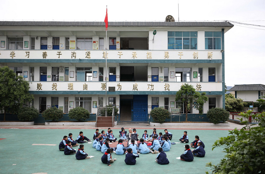 5��17�գ���Ƹ���b�O(sh��)Ӌ���F��ʡ��կ�h��Ȫ�(zh��n)���С�W(xu��)�o�W(xu��)���v��������y(t��ng)ϞȾ�Č�����ʽ��