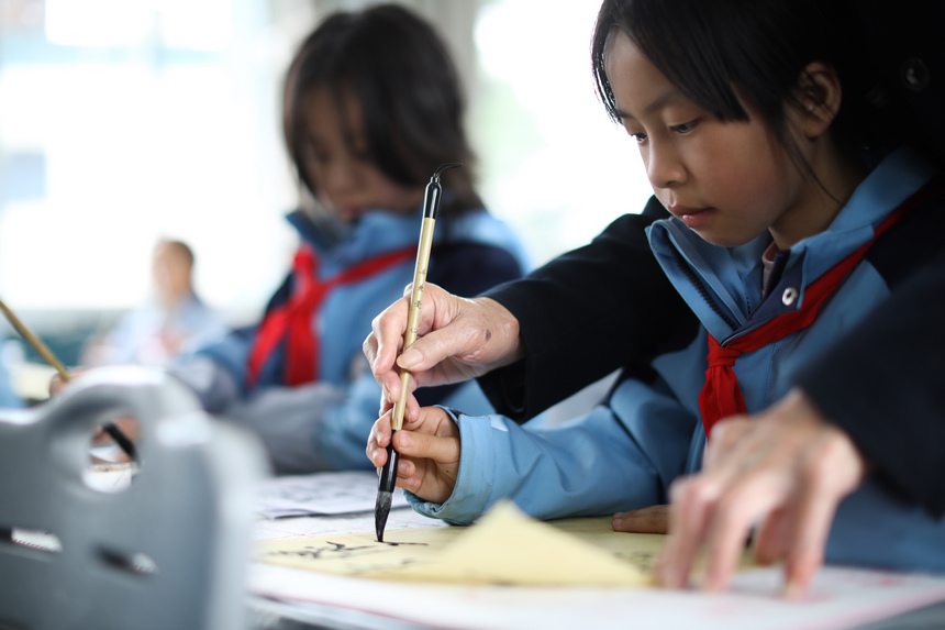 5��17�գ���Ƹ�ώ����F��ʡ��կ�h��Ȫ����С�W�n�������ָ���W������������