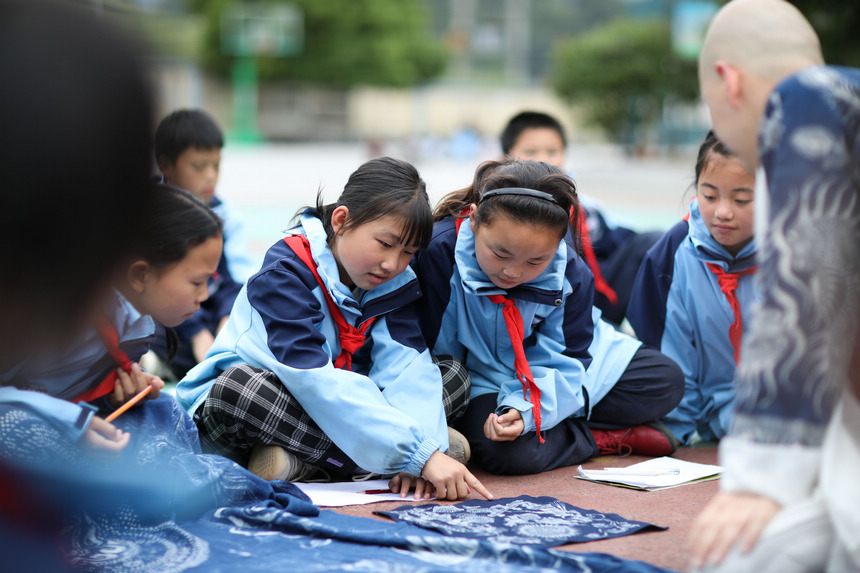 5��17�գ�С�W�����F��ʡ��կ�h��Ȫ����С�W�n��������J�R������yϞȾ�D����