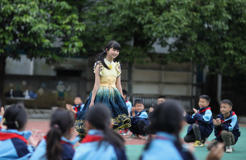 5��17�գ�С�W�����F��ʡ��կ�h��Ȫ����С�W�n��������w���b���㡣