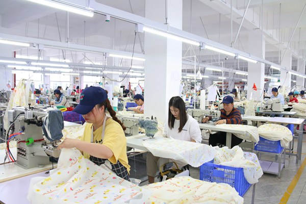 2022年6月17日,貴州森雍手袋制造有限責任公生產車間加工現場。